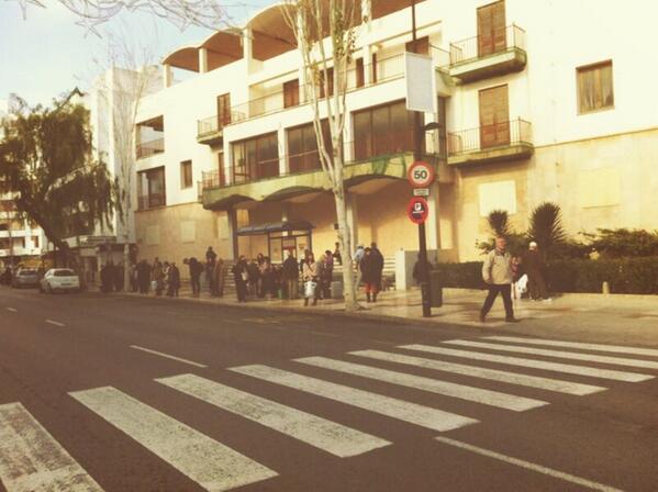JuanjoGxE's tweet image. Gent esperant el bus a la "nova estació" d'Eivissa 2014.
Al carrer, amb edifici en ruïna com a  "protecció".
#PPfail