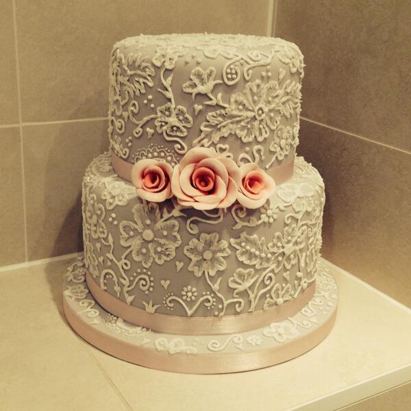 sweetobscakes's tweet photo. Lace engagement cake ❤️ http://t.co/RM3946giAS