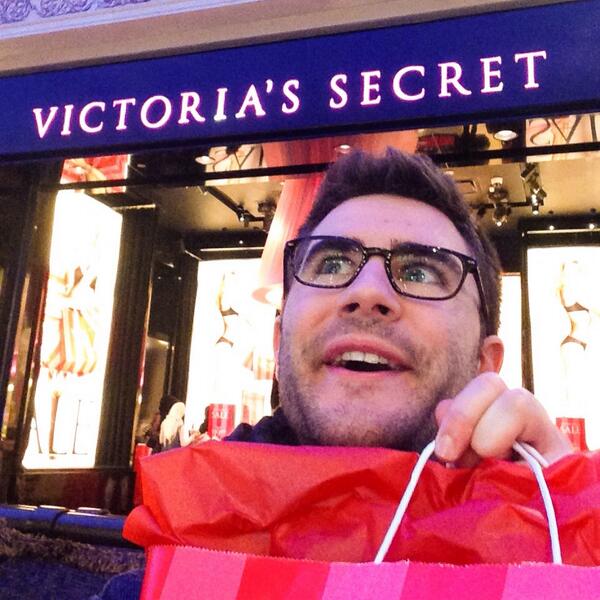MonsieurDream's tweet photo. C'est bon les filles, j'ai ramené un souvenir ! http://t.co/IIJ4UNCAmJ