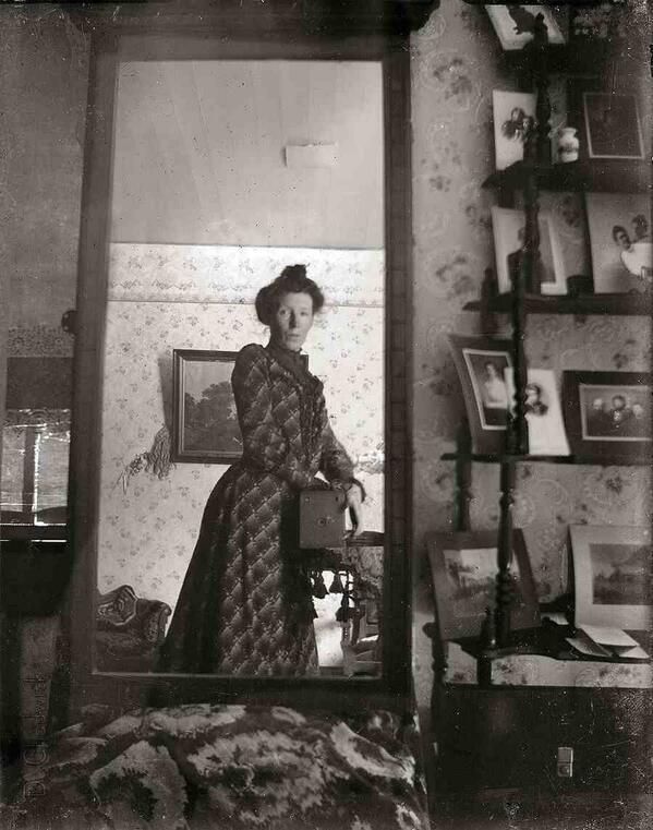 Bat_Tar's tweet photo. "@HistoryPictured: Woman taking a selfie in 1900 #nofilter http://t.co/eFLnP7L6jc" @RonitTar tu y yo sabemos qn es