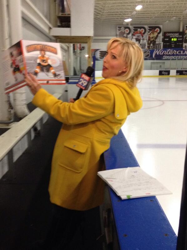 FlyersComms's tweet image. .@FOX29philly @JennFredFOX29 is here at @FlyersSkateZone to talk to @Hartsy19 about his new book #HARTNELLDOWN