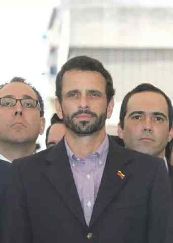 HeishellS's tweet photo. @Enews definitely nominated @Hcapriles with this photo #HottieOfTheWeek http://t.co/nx0fMztTvw