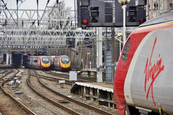 TeamVirginTrain's tweet image. As 390128 (City of Preston) arrives, 390122 (Penny the Pendolino) departs, 390137 (Virgin Difference) awaits! #TeamVT