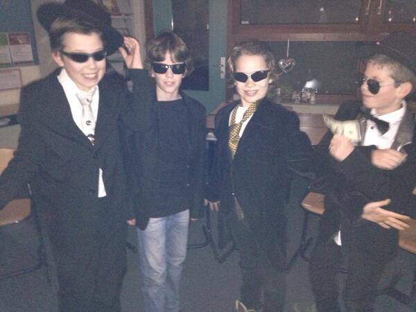 AndriaMich's tweet image. Klassenfeest van groep 7a @cbsPrBeatrix opdracht @PittigePlus thema las Vegas!