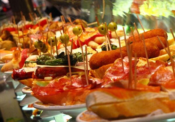 HotelPinxo's tweet photo. Ja tornem a ser divendres, i tornem a oferir-vos un sopar a base de "pinxos" http://t.co/CVWN8MpHuh