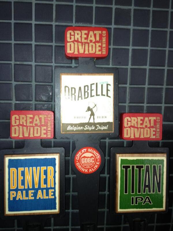 BillysHotDogs's tweet photo. Happy Friday everyone. Join us today for #lunch and get 2 for 1 beers. #beer #lunchtime @greatdividebrew http://t.co/DogE9jyGuh