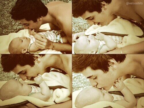 versoshits's tweet photo. Ver a un chico jugando con un niño pequeño nos enamora a todas. http://t.co/Busjy3qwDa