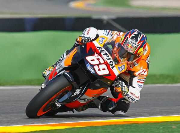 JesSanSan's tweet photo. #Faltan 69 días para @MotoGP con una espectacular derrapada de @NickyHayden. RT si estás deseando que llegue Qatar! http://t.co/9i1TDPIsgD