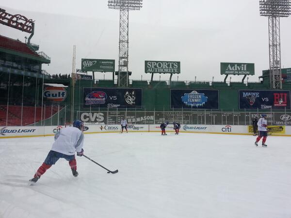 PeteSouris's tweet image. .@riverhawknation @RiverHawkHockey at @FrozenFenway #leaguethings