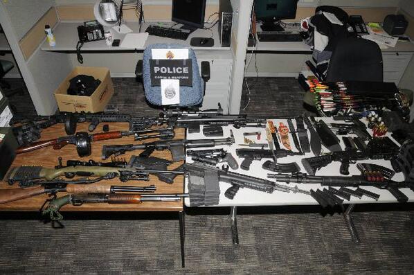 HPSMEDIA's tweet photo. .@hamiltonpolice seize firearms and weapons, 22 yr old Ancaster man arrested. #hamont http://t.co/XS0MyFtaTs http://t.co/bpfUMqOSVr