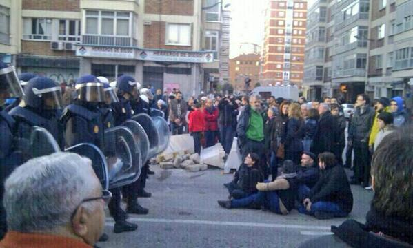 Daniverde1's tweet photo. @BulevarNOAhora ya se esta caldeando el asunto en la calle vitoria http://t.co/HK148fE1Vw
