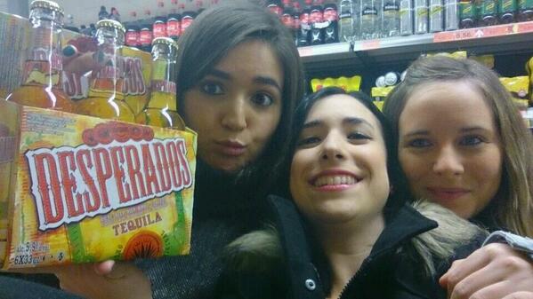 ClauBernal01's tweet photo. @scasermeiro @mariaftruji @tamarajm_ @isita_7r tiritiritiriii jeje una cervezita? http://t.co/h6dYos5Ky2