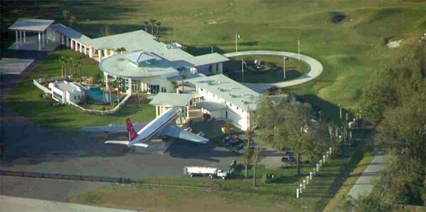 _CASASFAMOSAS_'s tweet photo. El hogar de John Travolta posee un hangar, donde guarda su avión particular (Boeing 707). Su precio es de 20.000.000€ http://t.co/fAx06buNlc