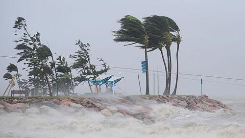 terra_de_waki's tweet photo. Prayers with you Tonga !!!!! Severe Cyclone Ian intensifies to CATEGORY 5 (CAT 5) http://t.co/h2g5bXPn8E