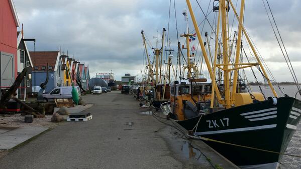 dirksloot's tweet photo. Het is weer druk in #zoutkamp aan de kade #rousant . Mooi dat er nog garnalenschepen liggen.#mooistedorpvangroningen http://t.co/1ltkVt8nIL