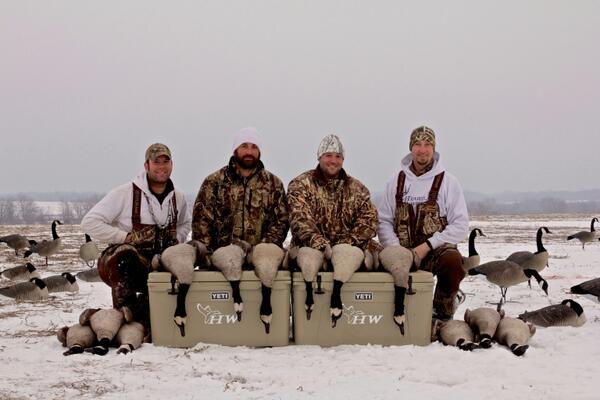 HWaterfowl's tweet photo. After frigid temps rolled through Missouri, the honkers were ready to eat and Team HW was ready for them! http://t.co/bRqpsmdk46