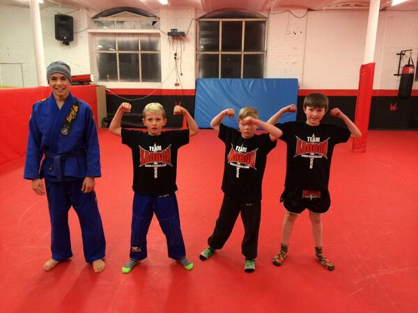 lee40ktm's tweet photo. @TeamKaobonWigan kids gettin ready for a Bjj session with @Tom_DarceChoke.@MGWRESTLING @debiedwards25 @baboon2013 http://t.co/O8MGwPOzQx