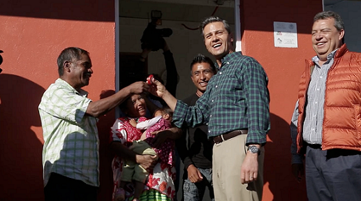 PresidenciaMX's tweet photo. #Video: Entrega de apoyos sociales y viviendas en Cochoapa el Grande, Guerrero http://t.co/y1iEPEMHcw  http://t.co/3gJESkmZQU