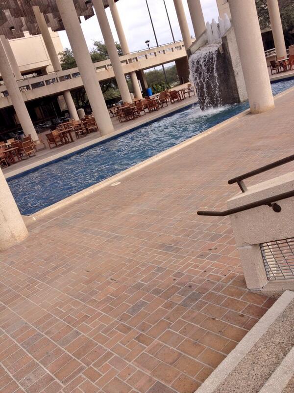 _DamnItB_'s tweet image. When the water fountain is only on during rainy days cuz in summer it's so hot we need to save water  #utsaproblems