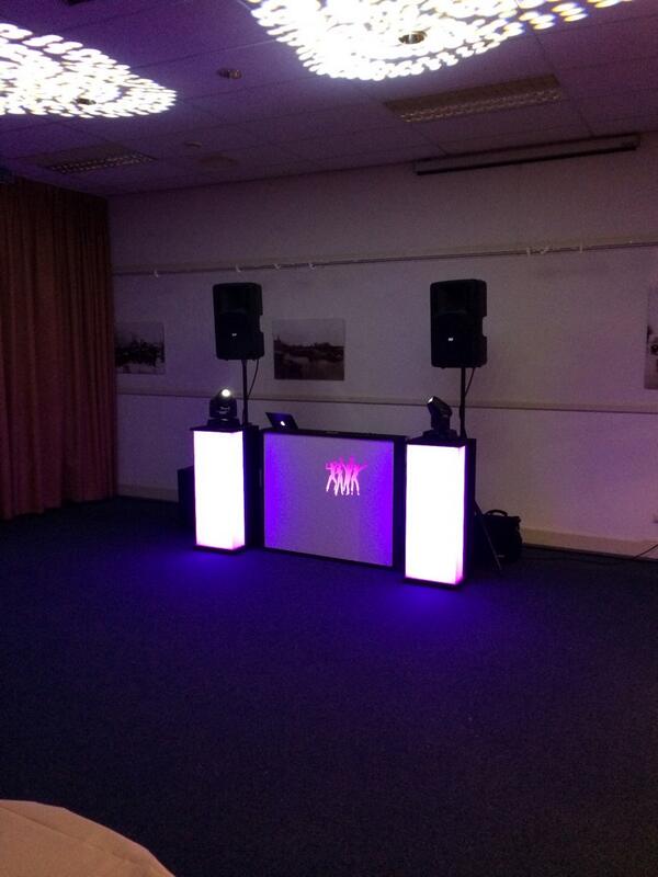 De <a href="/skyflynl/">SKYFLY DJ shows</a> show staat klaar in De Oude School in Kortenhoef. Argentijns Nederlandse bruiloft van Cynthia en Arjan