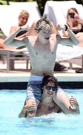 Niall_HarryCol's tweet photo. #Foto Harry Y Niall De Paseo http://t.co/9FTMgyOPyA