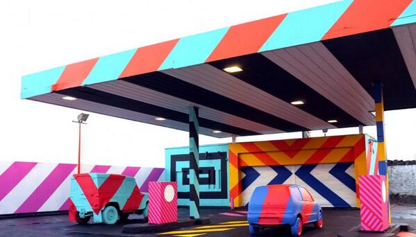 repubblica's tweet photo. Irlanda, un pieno di street art: la pompa di benzina è a colori http://t.co/iOB3qJ3vRx http://t.co/xavoFJR6aN
