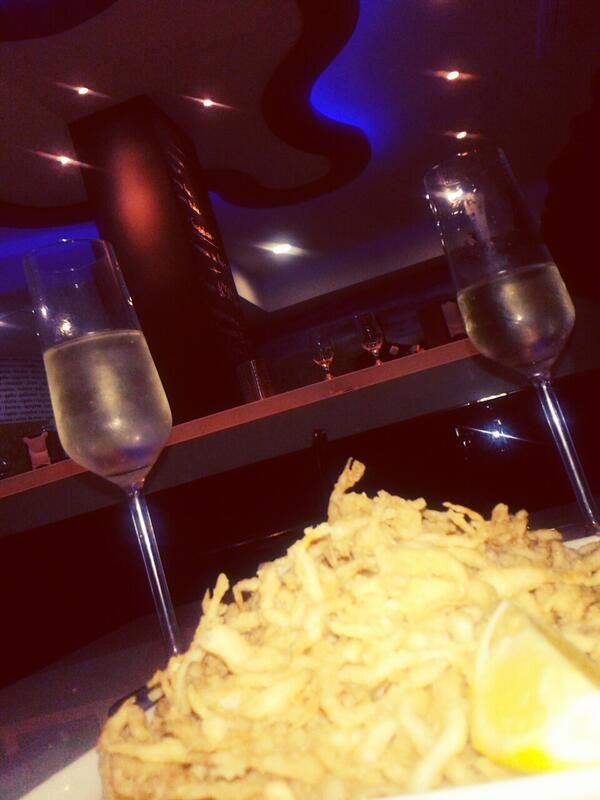 Aurorita_87's tweet photo. Disfrutando del buen pescaito y buena compañia en via mar con @RGM_87 @Nurmartin @angelami16  #Indigo http://t.co/bMANiil1Rw