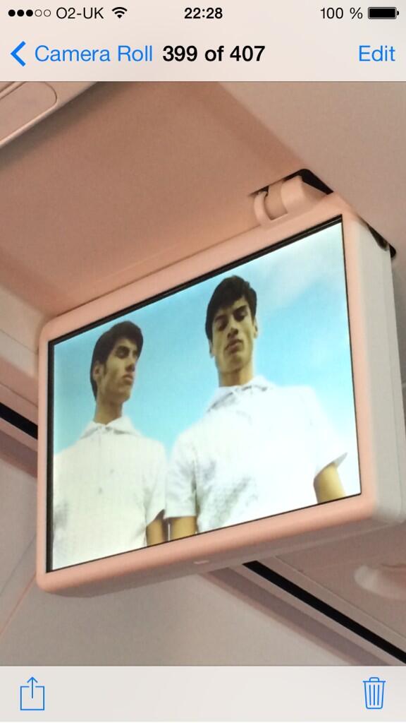 Hannalulu93's tweet photo. @SivaTheWanted so, I was on the plane and this film came on the screen...funny movie with you playing tennis? http://t.co/fmWDvhIsx0