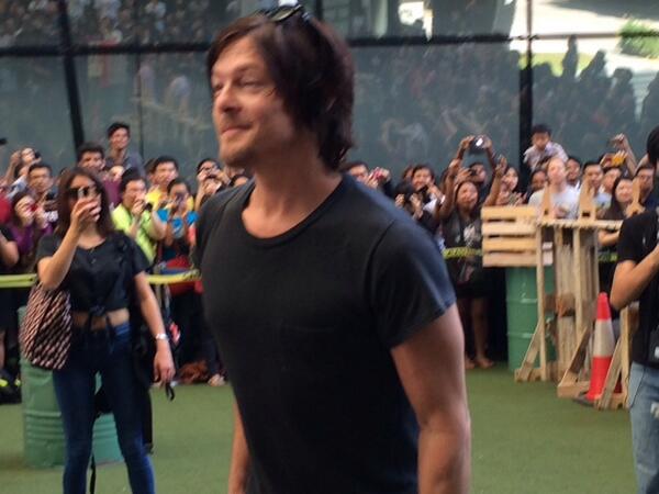 geekcrusade's tweet photo. .@wwwbigbaldhead is too adobs. posing for a photo at #twdlive http://t.co/9YUlZOTR3y