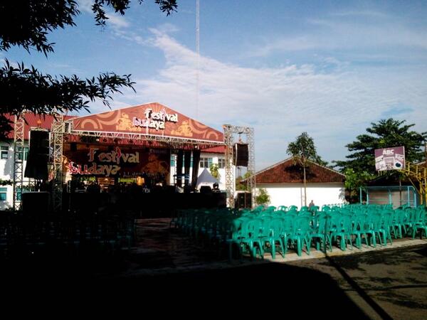 PFest2014's tweet photo. Today!!! Its show time!!! #EventSMI #etniks #krakatauband #politeknikfestival2014 http://t.co/7l8YrsKqus