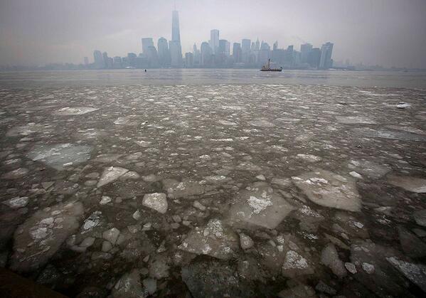 Excelsior's tweet photo. #PlanetaCurioso El Río Hudson se derrite y permite admirar la ciudad de NY a lo lejos. http://t.co/MVEhSf6BaZ http://t.co/5wUuRfeabT