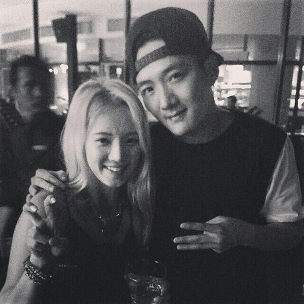 [PIC][30-11-2013]Selca mới của HyoYeon và bạn cô - Page 2 BdqdSZCCAAAfRb7