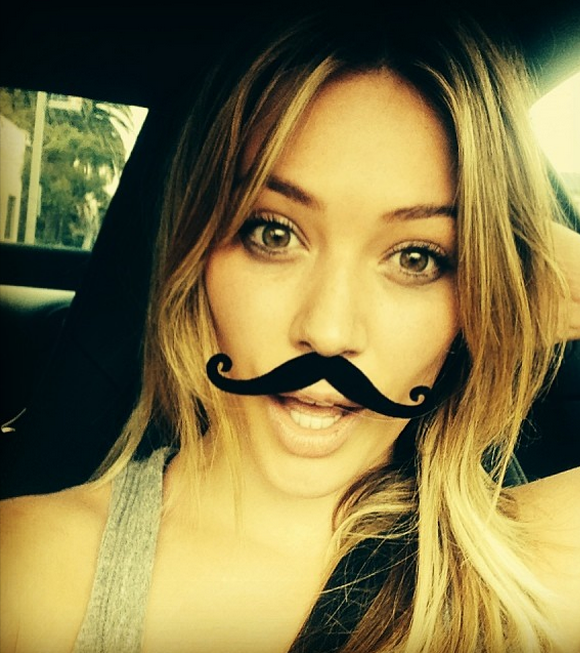 Cosmopolitan's tweet photo. 20 photos that prove @HilaryDuff  is the QUEEN of selfies: http://t.co/UjsaFRYO6Q http://t.co/5Voz2rvLFp