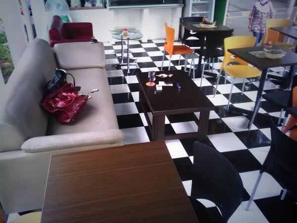 Udah ada 2 Sofa dan FreeWiFi.. silahkan menikmati Makanan-Minuman sehat sambil klesetan.. ;)