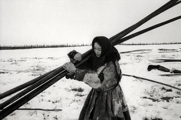 ilpost's tweet photo. La vita nell’Artico: il bel reportage di Nicolas Mingasson dall'estremo nord della Siberia http://t.co/6K6MbBExmY http://t.co/D0BpQNI7SY