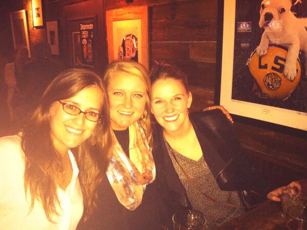LauraLenox25's tweet photo. Drinks on Magazine with my gals! @CaitlinBarry3 @AllisonReneau http://t.co/3Oo1IVfgxA