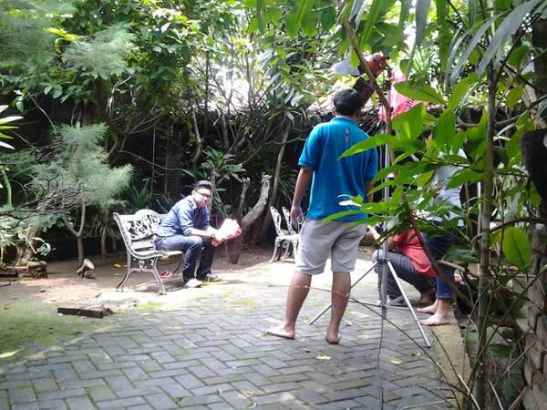 Behind The Scene #Lupakan ini mahen <a href="/MahendraDN/">Dimas Mahenra</a> so sweet ya bawa bunga :)