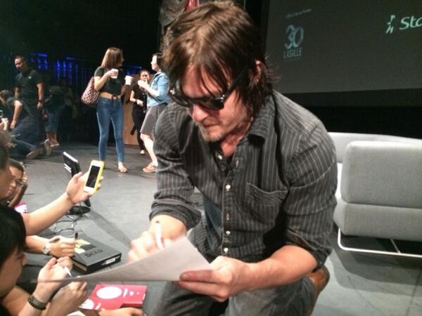 geekcrusade's tweet photo. In fact, here's a shot of Norman signing for fans #WalkingDeadLive #TWD @wwwbigbaldhead http://t.co/W4oXf8cdpI