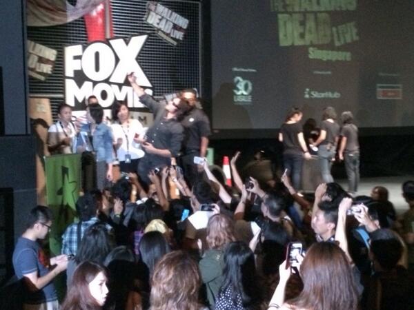 geekcrusade's tweet photo. And here's the fans surrounding Norman #WalkingDeadLive #TWD http://t.co/14u8zmPpqj