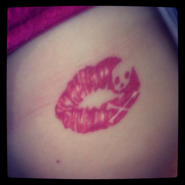 EasternTattoo's tweet photo. #skullkiss #deathkiss http://t.co/AEdyMhvUIo