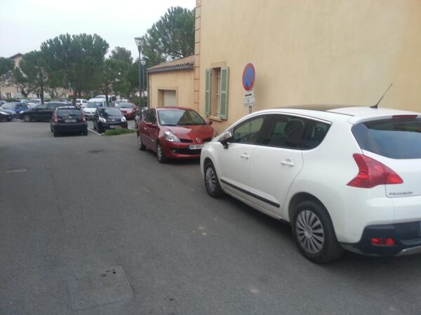 RichardMallie's tweet photo. Toute la semaine, le centre-ville est engorgé et le stationnement anarchique. Il faut le faire respirer ! http://t.co/Py2Comkfjz