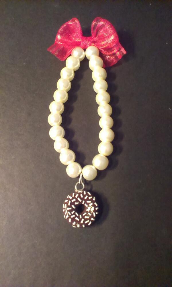 Sweetdreamsmimi's tweet photo. Pulsera de perlas con donut de chocolate con fideos blancos y lazo rojo, 4€ http://t.co/c7s6TpgQTy