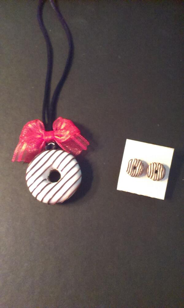 Sweetdreamsmimi's tweet photo. Conjunto de donut blanco con rayas de chocolate y lazo rojo. Colgante: 7€, Pendientes: 3€ http://t.co/P1RVBOcG0B