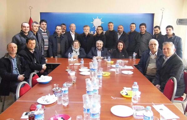 Karacabeydeki Gazeteci Arkadaşlarla İlçe Binamızın yenilenen yüzünün tanıtımını kahvaltılı toplantıyla yaptık.