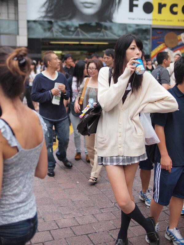 Kamu akan menemukan orang2 bebas ber ekspresi dgn pakaian &amp; style nya yg keren2 di Shibuya , tertarik? #JSpoll