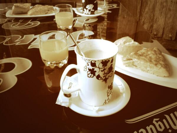 DiegoGlezBis's tweet photo. Desayunaco antes de centralear @AlejandroRiegas http://t.co/qh77lAJjay