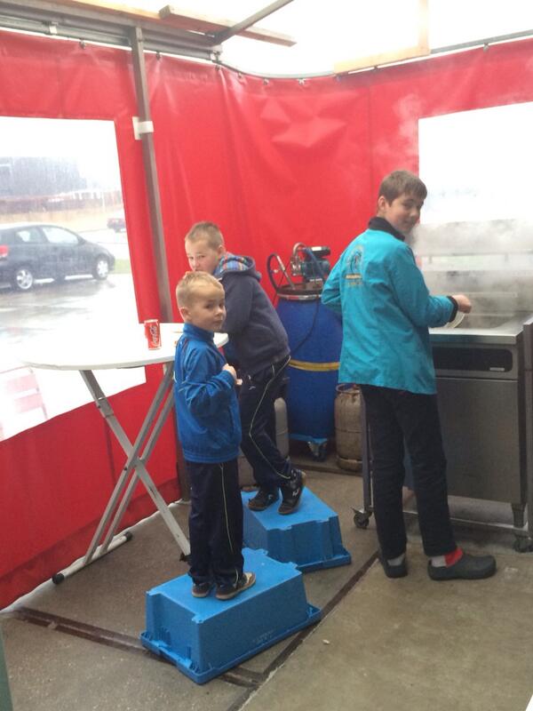 jongensvdfant's tweet photo. De aankomende jeugd zit al druk aan het oefenen #toekomst #jongens #fant http://t.co/H01m9lveDp