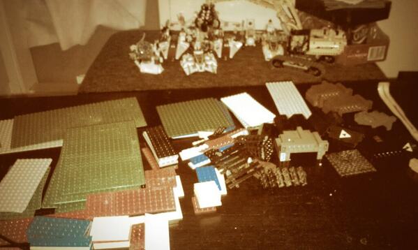 AsleMH's tweet photo. Finni fram plater, sortert, Starten på prosjekt #starwars #rebelhangar #dettiBlirStørreEnnJegHaddePlanlagt #Lego http://t.co/1Jgziqep7j