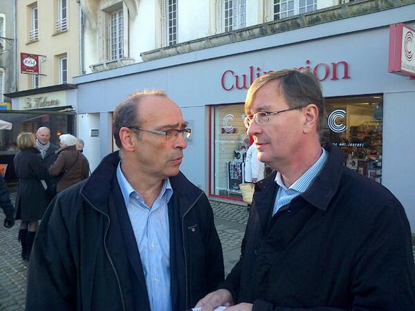 sebastienfagnen's tweet photo. Jean-Michel Houllegatte et @50Bastian aux côtés des habitants. Des échanges constructifs sur l'avenir de #Cherbourg. http://t.co/auitSEwh6n
