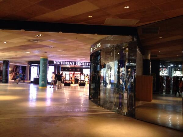 MirandaKerrINDO's tweet photo. Admin baru tau ternyata ada VS di Kuta, Bali, di Beachwalk mall! @VSAngelsID :D http://t.co/Ru2ay22XS5